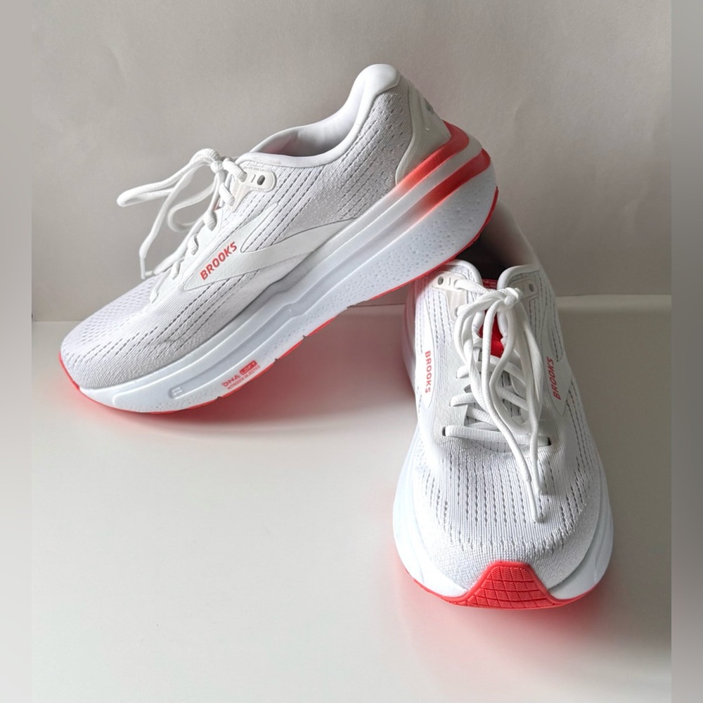 Brooks Women's Ghost Max 2 Running Shoes White and Coral Size 9.5 New with Tags